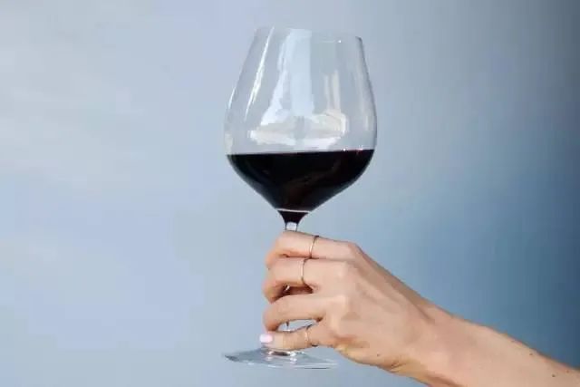 看他怎么拿酒杯，就知道他是什么样的人？
