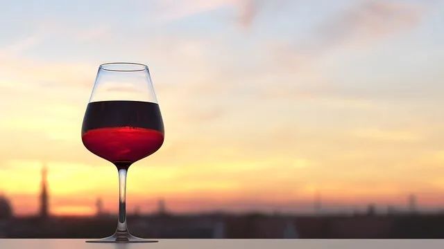 为什么葡萄酒不易醉，但后劲很大？