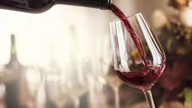 为什么喝红酒一定要用高脚杯?