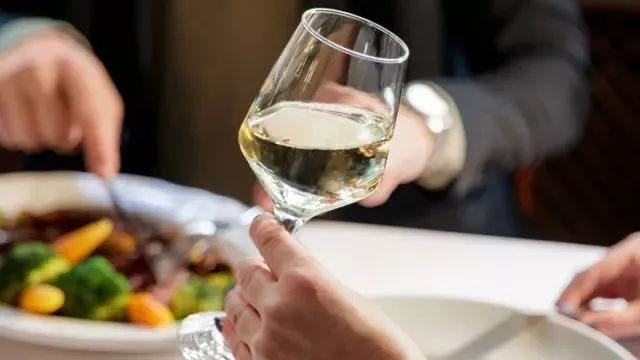 为什么喝红酒一定要用高脚杯?