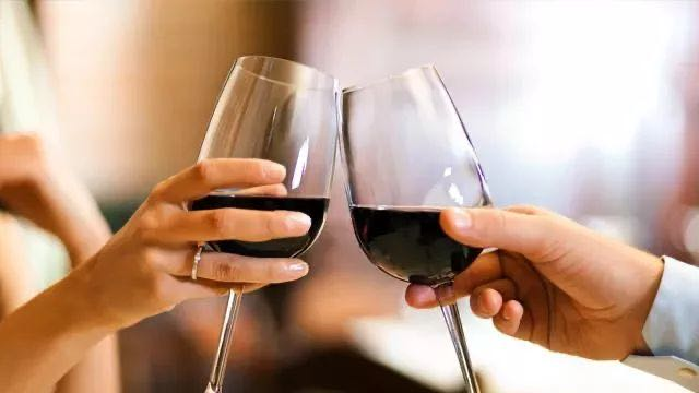 为什么喝红酒一定要用高脚杯?