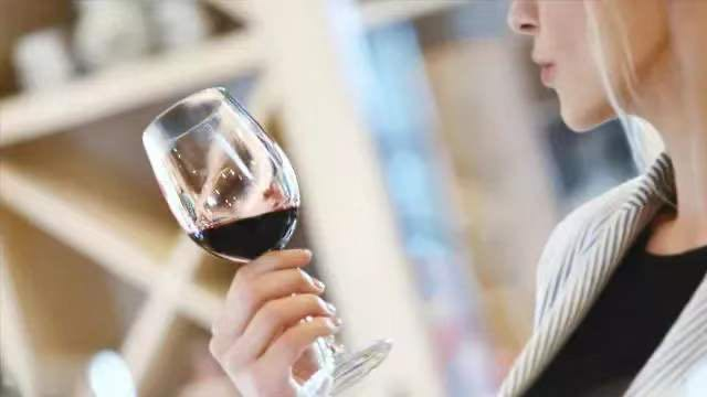 为什么喝红酒一定要用高脚杯?
