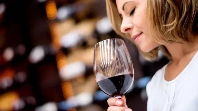 为什么喝红酒一定要用高脚杯?