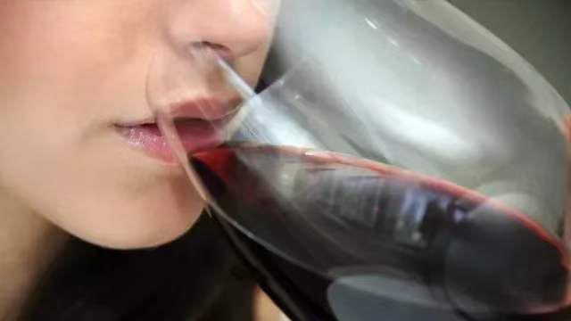为什么喝红酒一定要用高脚杯?