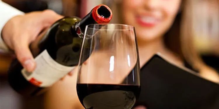 为什么都说喝葡萄酒不易醉,却后劲很大?