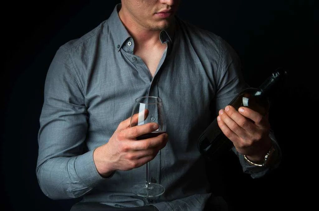 为什么都说喝葡萄酒不易醉,却后劲很大?