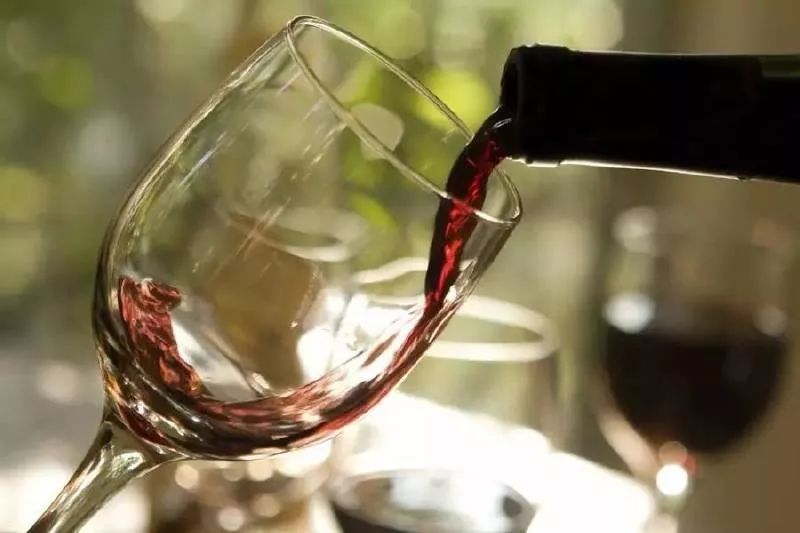 如何像专家一样品鉴葡萄酒？