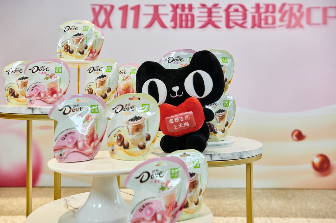 德芙跨界奈雪组成天猫美食超级CP，新品破圈对话Z世代！