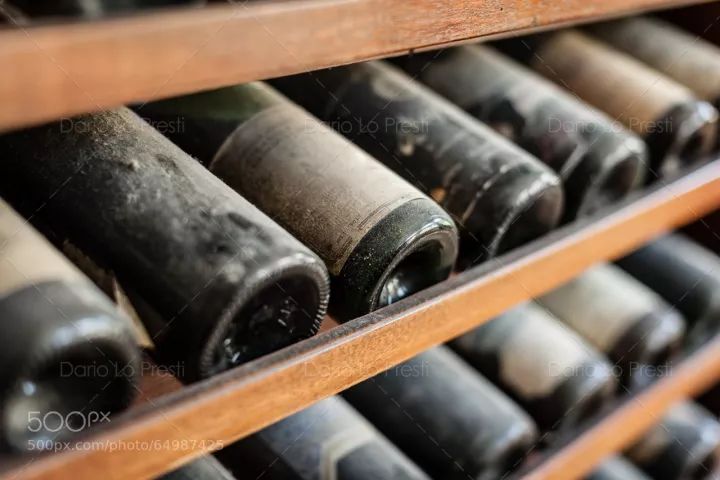 为什么有的葡萄酒瓶外面裹着保鲜膜?