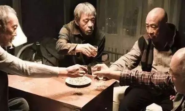 人戒不了酒，是因为戒不了朋友…