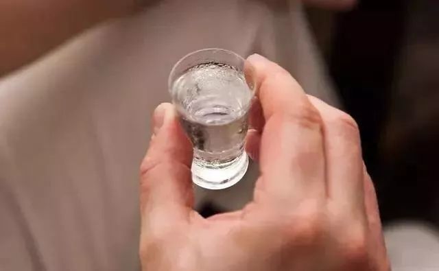 如何识别出质量差的广告白酒？