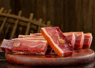 特色肉制品销量下降，导致上半年金字火腿营收净利下滑