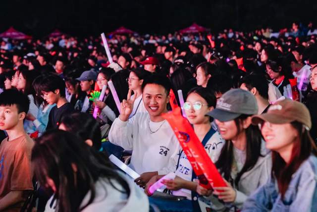 阿宽食品与万名新生共创“追光之夜”迎新晚会