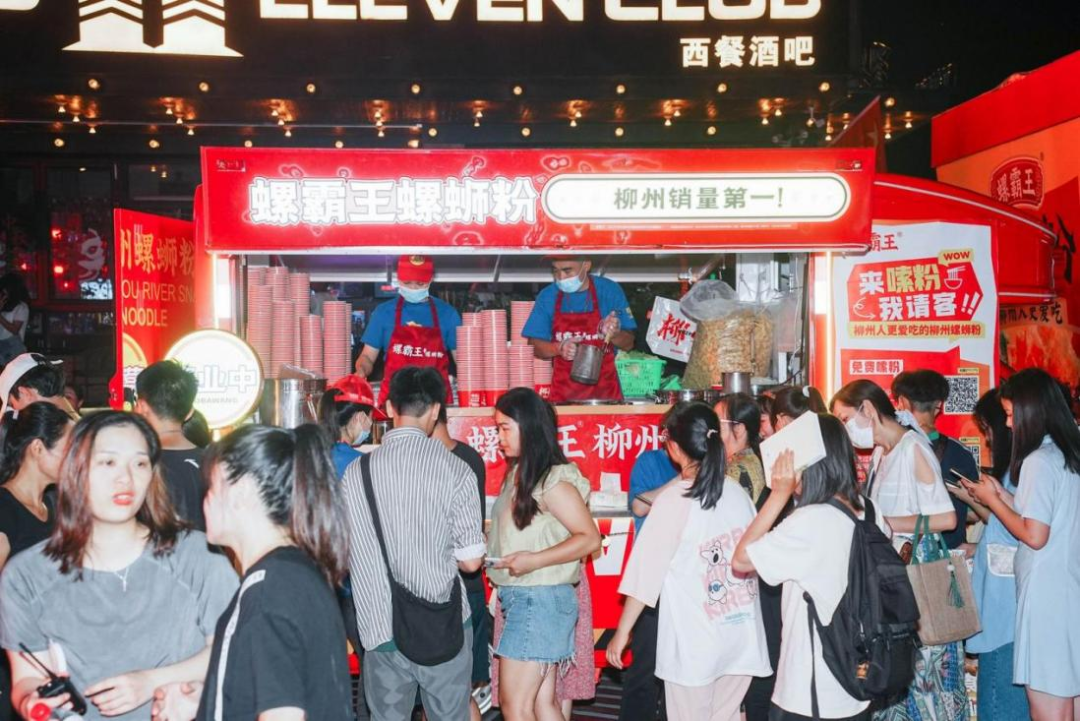 国民品牌，霸气献礼丨螺霸王不仅创下吉尼斯世界纪录，还要请全国人民嗦粉拿奖