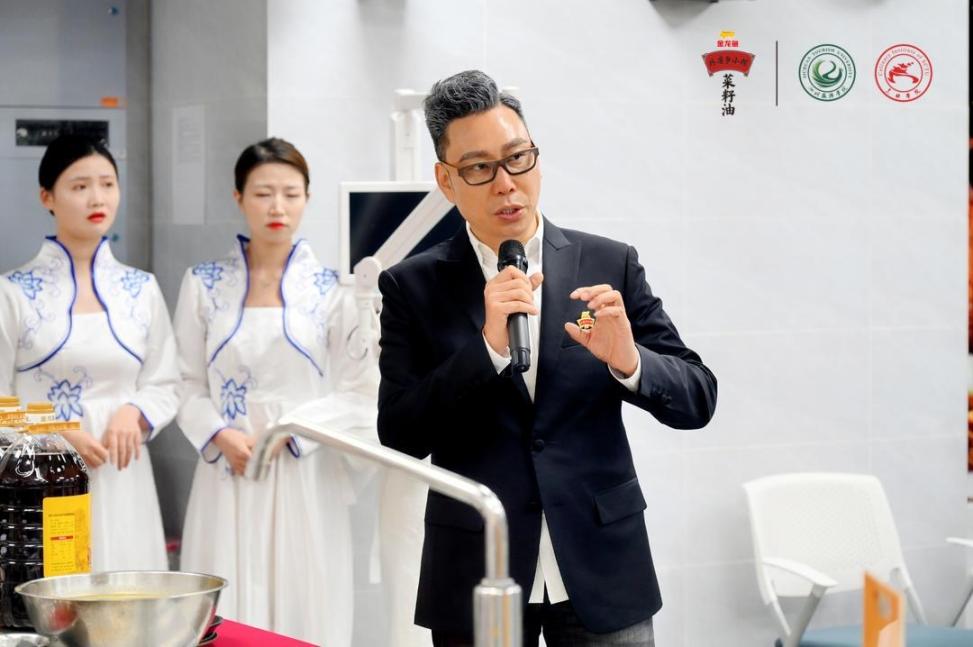 金龙鱼外婆乡小榨菜籽油签约川旅烹饪学院,共筑餐饮未来