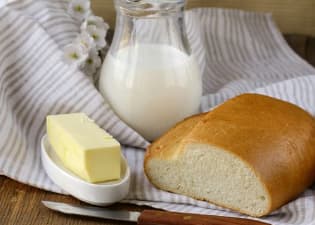 “牛奶+面包”兴起，乳业巨头布局烘焙赛道