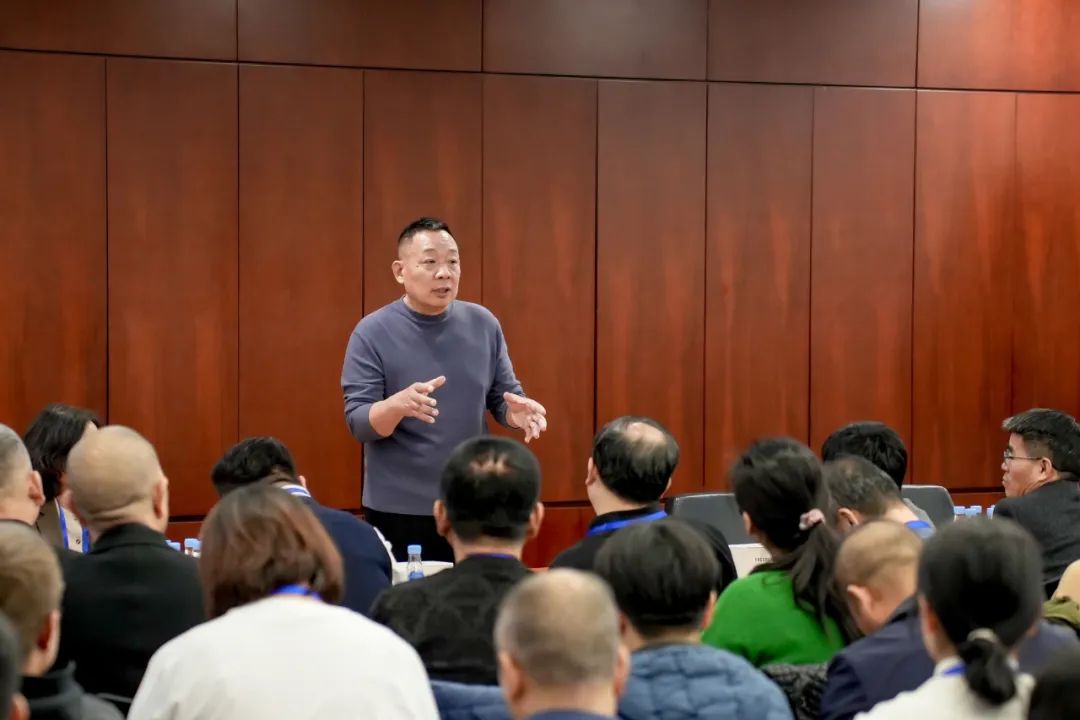 于东来最新分享：胖东来今年营收破百亿，高管配300多万的车
