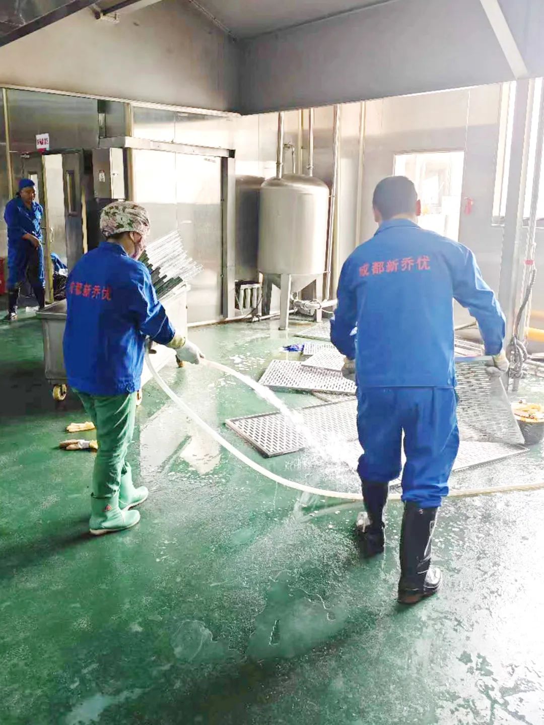 你好,我是成都新乔优,深耕食业清洗消毒外包服务十余年