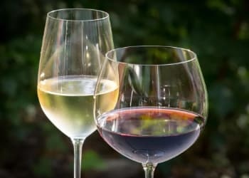 中国葡萄酒上市公司年中业绩陆续发布，显示市场仍处调整期