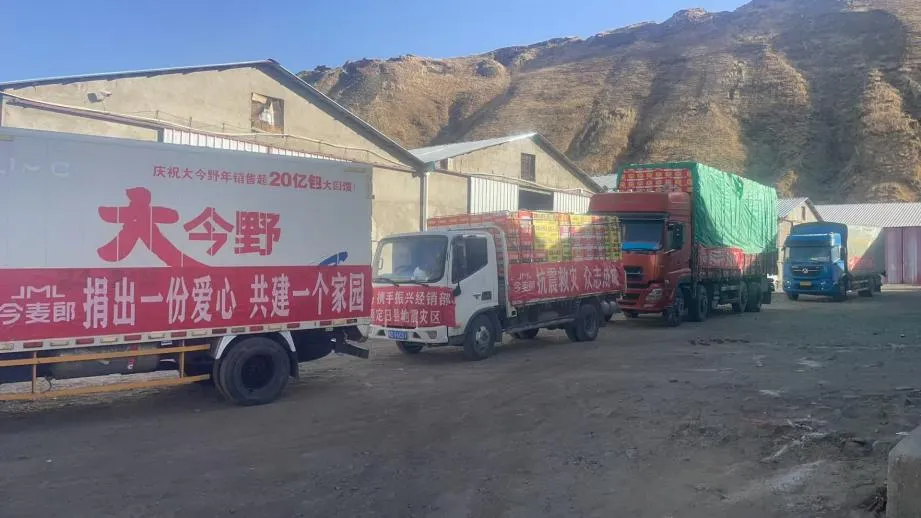 今麦郎首批6000箱方便面送抵西藏地震灾区