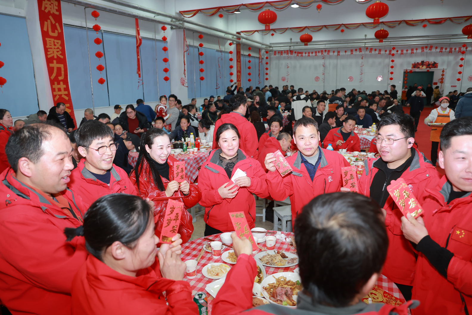 年终福利到位!宗馥莉团拜会现场分房、发红包,娃哈哈给一线员工发薪24亿元