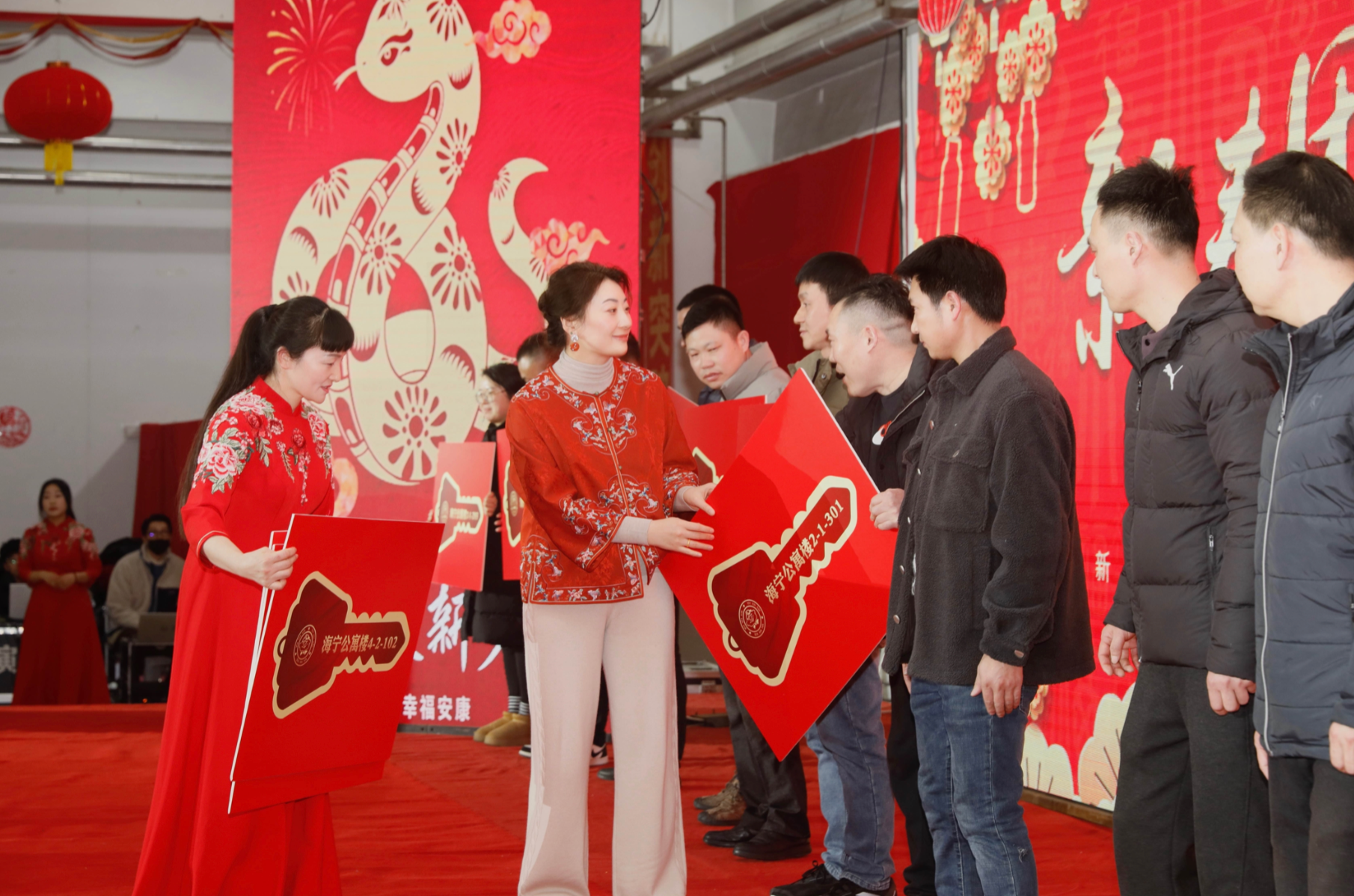 年终福利到位!宗馥莉团拜会现场分房、发红包,娃哈哈给一线员工发薪24亿元