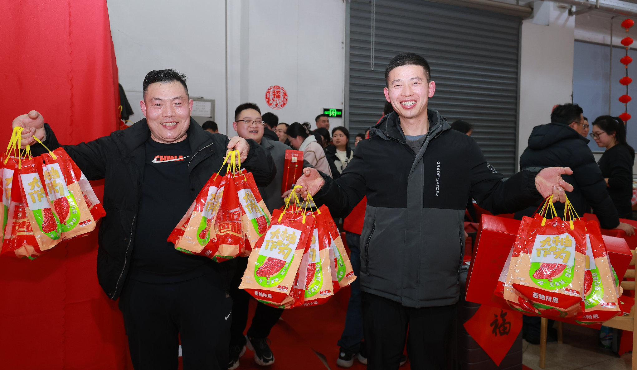 年终福利到位！宗馥莉团拜会现场分房、发红包，娃哈哈给一线员工发薪24亿元