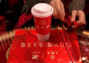 春晚白酒大战：撒钱、刷脸、抢观众，酒企到底在图什么？