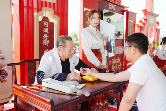 欣活×同仁堂共创新品登陆信誉楼百货集团各超市,以“药食同源”解码现代中式养生