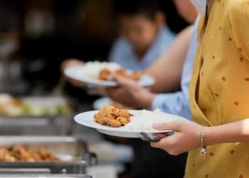 低价连锁餐饮全国狂飙，10元管饱的生意凭啥火了?