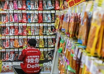 休闲零食两极分化加剧：量贩冲击传统巨头，即时零售入局增加变量