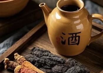 黄酒的黄金时代：从餐桌配角到全球养生符号的跃迁 | 酩人酩见