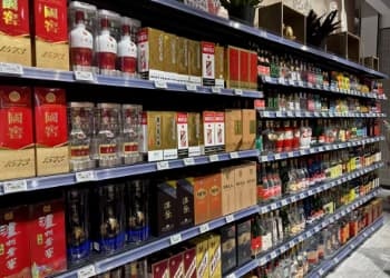 腰斩再腰斩，万亿泡沫破灭：谁偷走了中国人的酒杯？