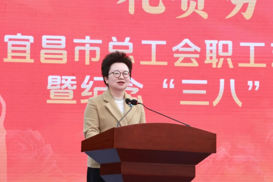 情暖三八节,酒城巾帼别样红,稻花香里庆芳华
