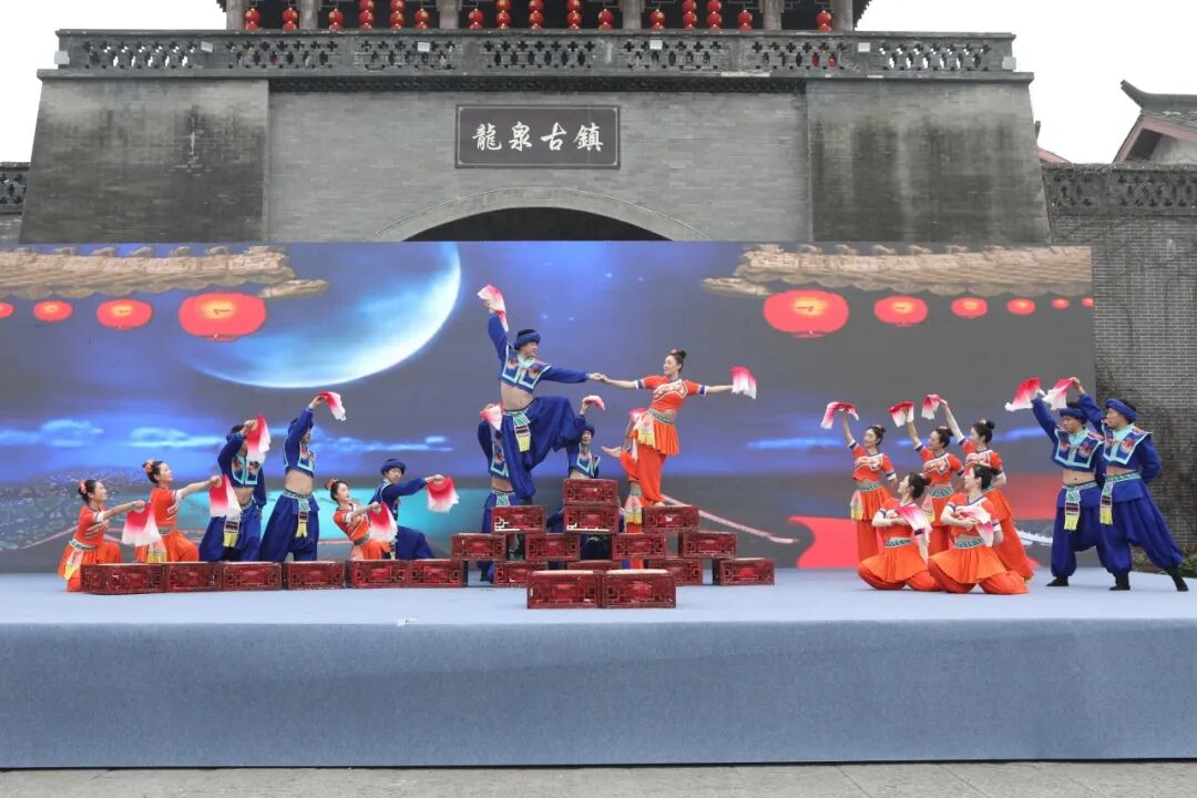 情暖三八节,酒城巾帼别样红,稻花香里庆芳华