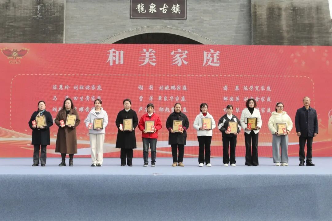 情暖三八节,酒城巾帼别样红,稻花香里庆芳华