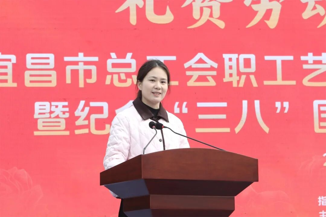 情暖三八节,酒城巾帼别样红,稻花香里庆芳华