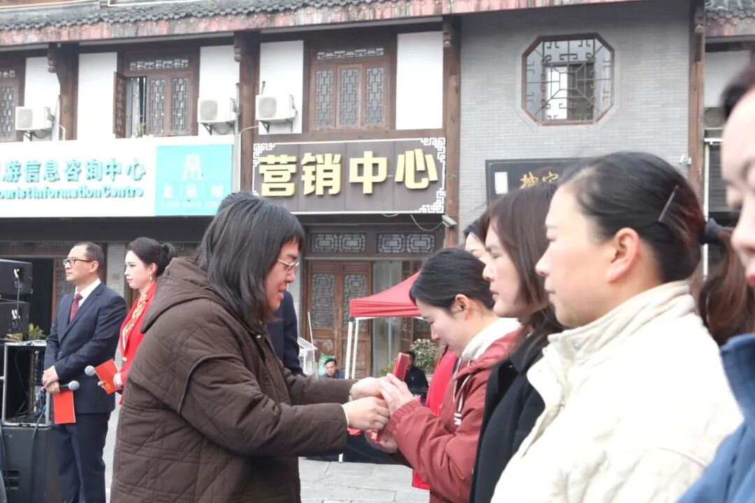 情暖三八节,酒城巾帼别样红,稻花香里庆芳华
