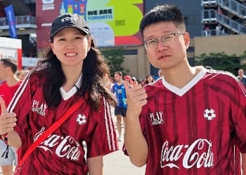 两张中国面孔，服务一线的缩影：可口可乐带他们走进世界杯