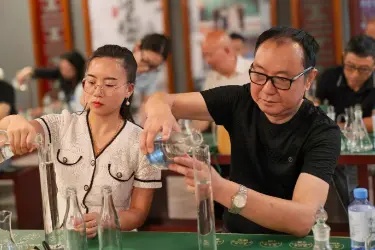 翻过罗霄山脉，赴一场跨越八百年的古窖酒香之约