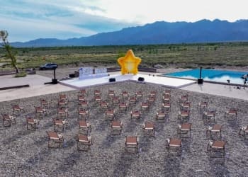 贺兰山下搭起“摘星星的牧场”，夏进用一瓶牛奶把“纯净”写进星空里