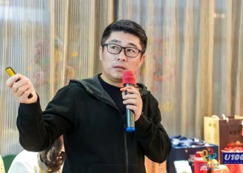 零售老兵卖出饮料顶流，一年狂揽5亿