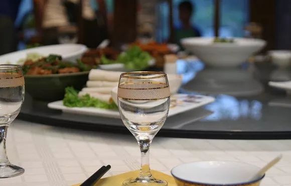 别在酒桌上出洋相，这些谣言千万别说！