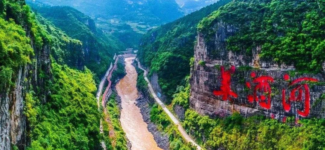 次高端案例篇，图注：这条河造就了大量的酱酒品牌，这些品牌正在某个方面慢慢改变着酒业生态.jpg