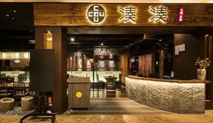 高瓴清仓、人事巨震、市值暴跌60%，火了20年的餐饮巨头一地鸡毛