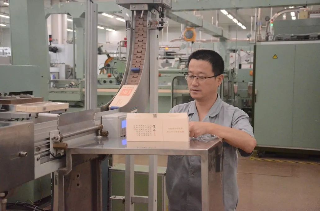 名校毕业后,我去了卷烟厂当操作工