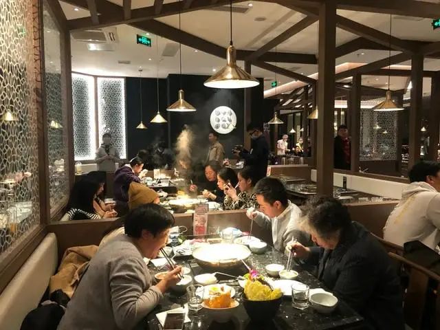 趁海底捞、呷哺“过冬”，“捞王”凭什么上市？