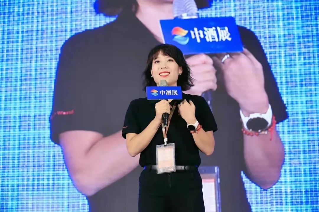 京东酒世界的她来了,独搞夜郎古8个亿的他笑了