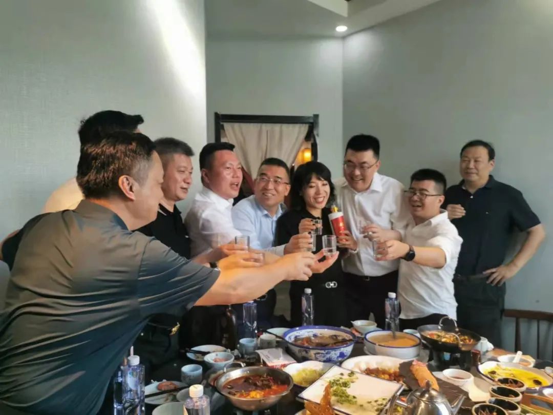 京东酒世界的她来了,独搞夜郎古8个亿的他笑了
