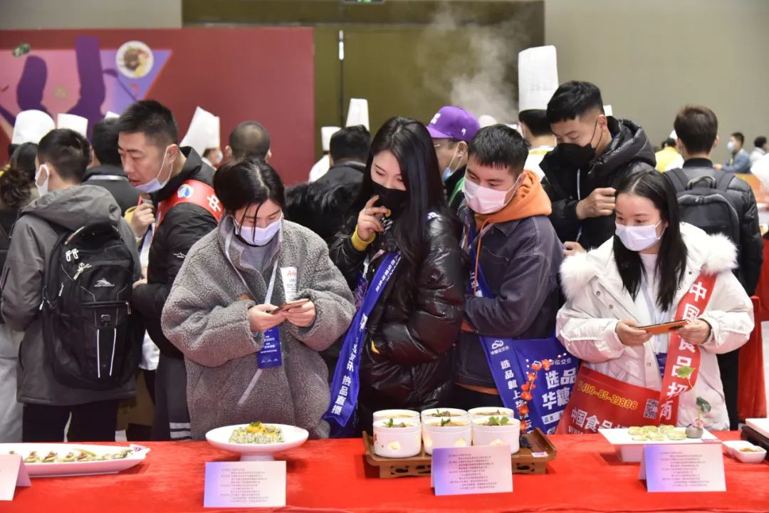 直击丨人人人从众……一抹万商红,万商火又红!